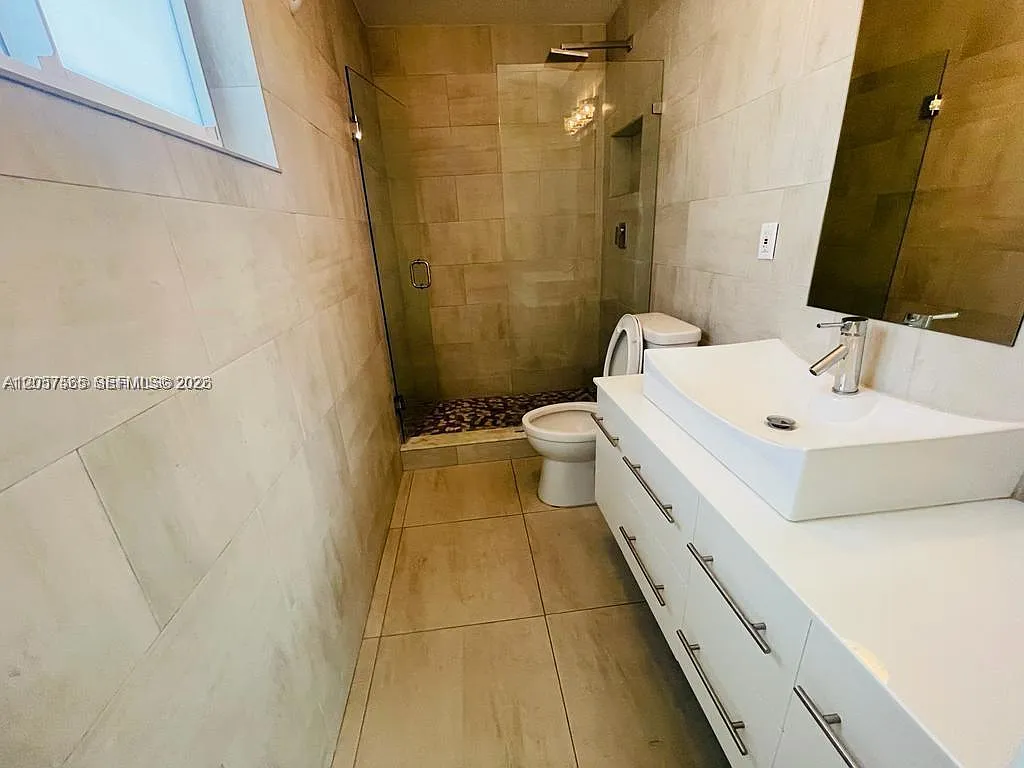 3 bed, 2.0 bath, 1588 sqft, $3,750 — Photo 3