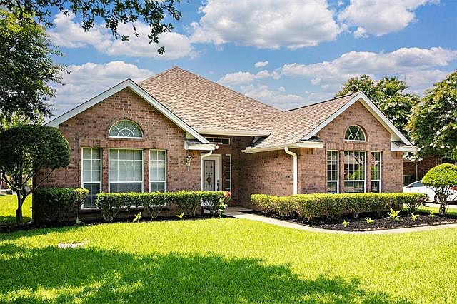 1st image of 17522 Country Club Dr