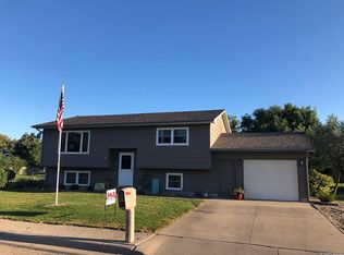 912 Memory Ln, Pierre, SD 57501