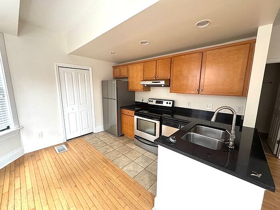 4th image of 211 W 9th St #1