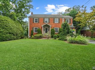 14 Surrey Ln, Tenafly, NJ 07670