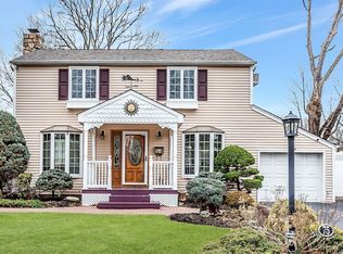 75 Crest Rd W, North Merrick, NY 11566