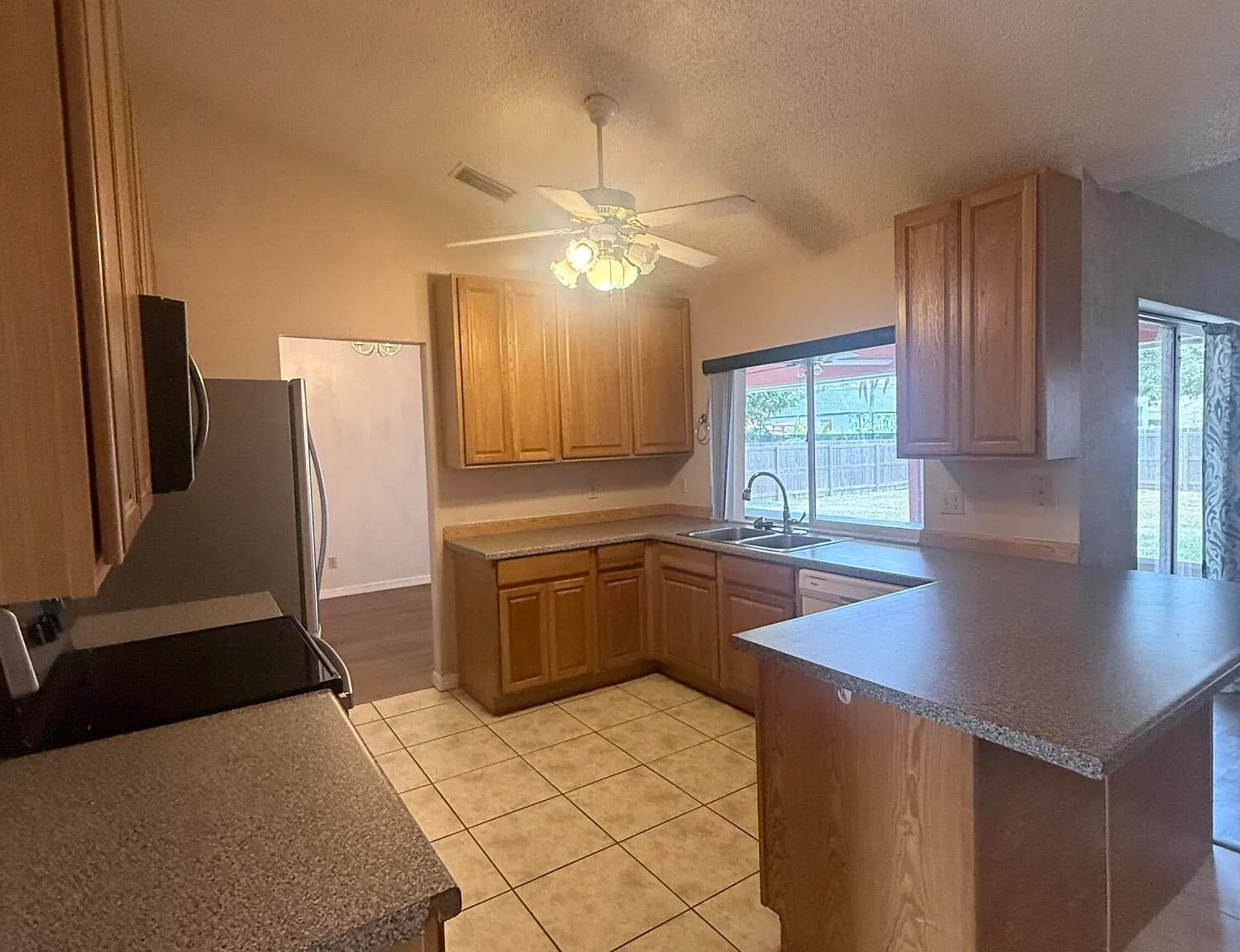3 bed, 2.0 bath, 1732 sqft, $2,150 — Photo 3