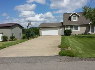 390 Gypsy Ln, Robins, IA 52328