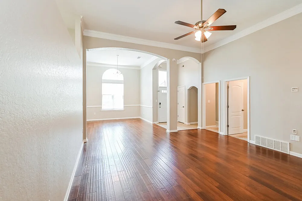 4 bed, 3.0 bath, 2710 sqft, $2,470 — Photo 4