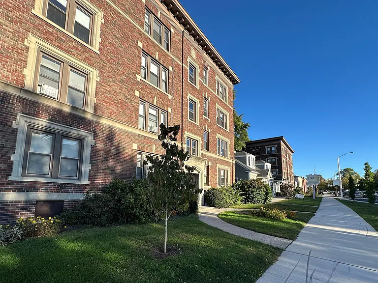 Elm Street Apartments — Photo 1