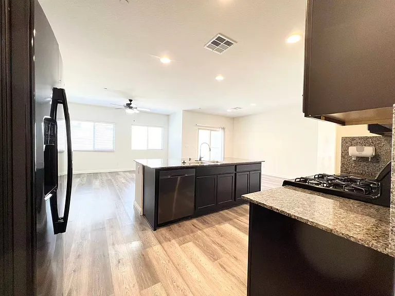 1146 Bobby Basin Ave — Photo 6