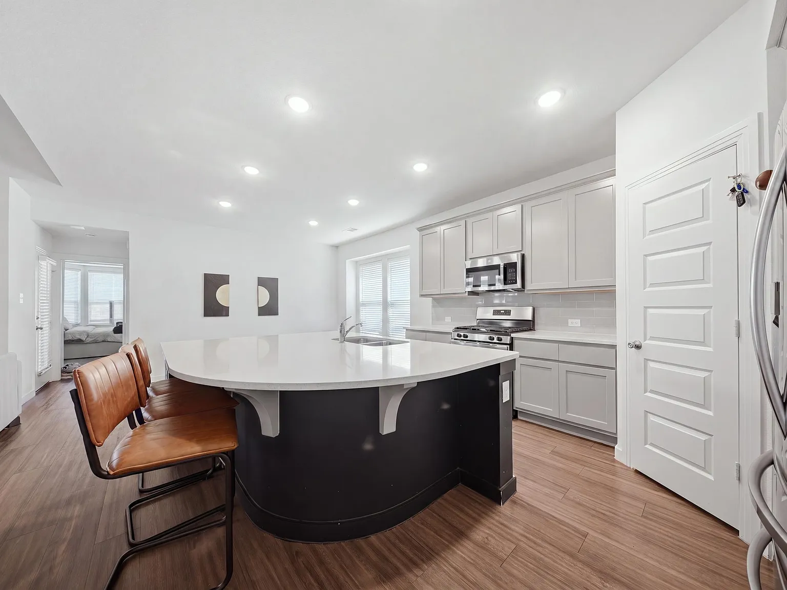 4 bed, 2414 sqft, $2,800 — Photo 4