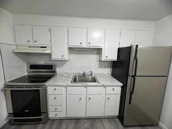 3 Dana Ct APT 5, Hudson, NH 03051
