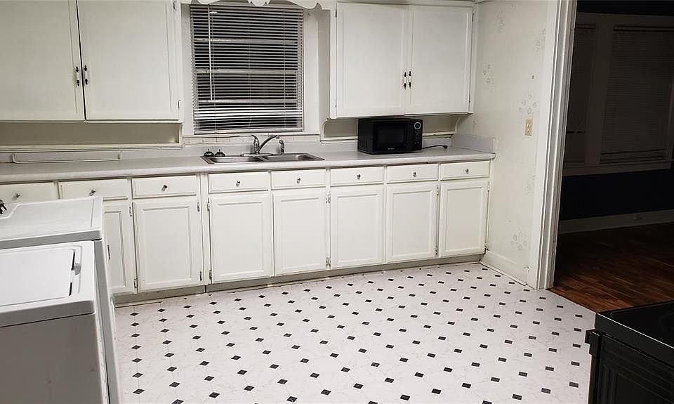 2nd image of 630 Texas St
