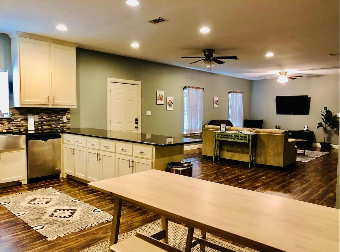 3 bed, 1800 sqft, $3,600 — Photo 2