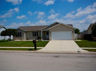 920 Sunrise Dr, Wapakoneta, OH 45895