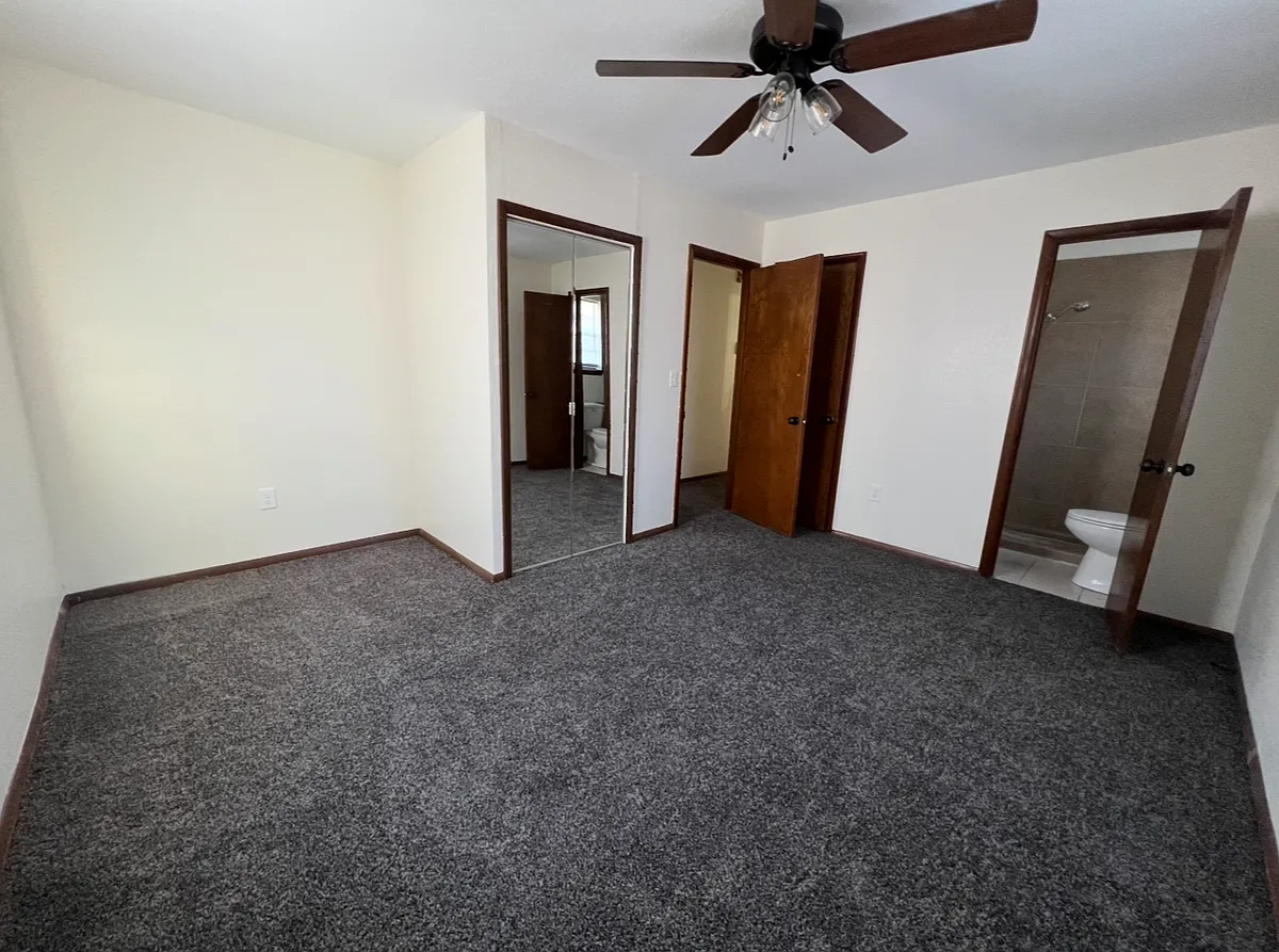 Building Photo - Meadow Ln