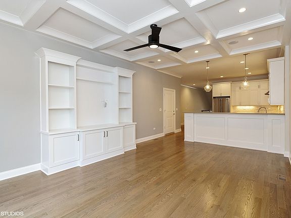 5th image of 1044 W Diversey Pkwy
