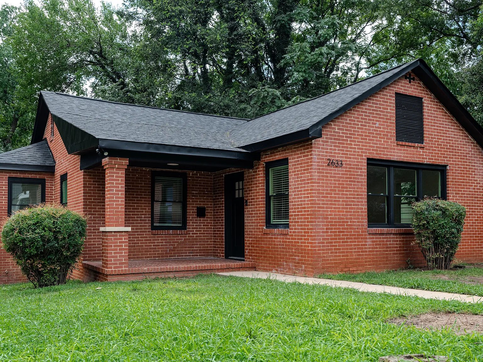 3 bed, 1400 sqft, $2,400 — Photo 2