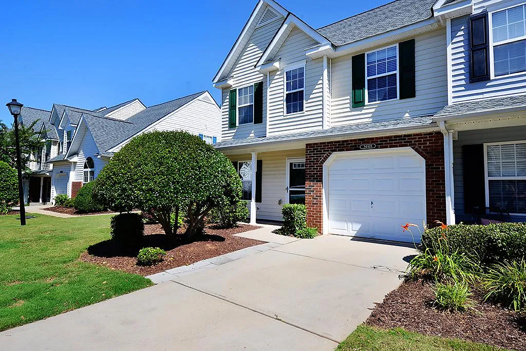 3 bed, 2.5 bath, 1600 sqft, $2,300 — Photo 2