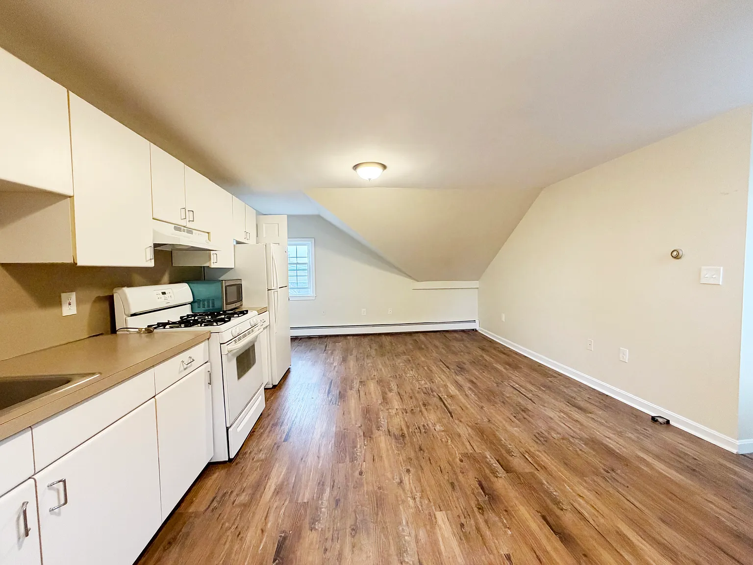 2 bed, 650 sqft, $2,100 — Photo 3