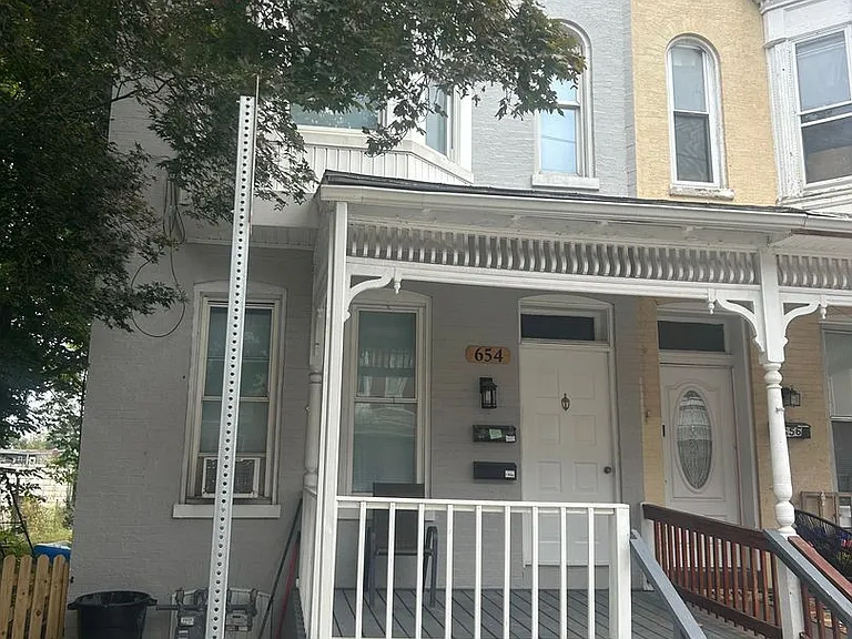 654 W King St — Photo 1