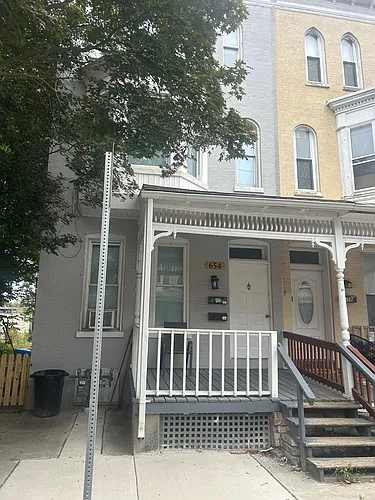 654 W King St Photo 1 654 W King St Photo 1