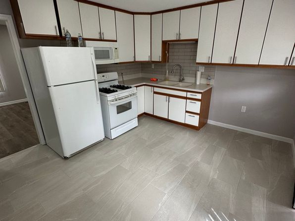 27325 Byron St, Southfield, MI 48033