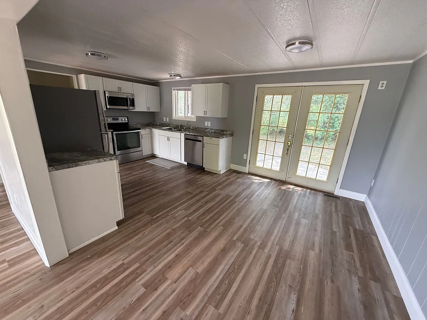 Three Bedroom, One Bathroom Duplex Apartment — Photo 2