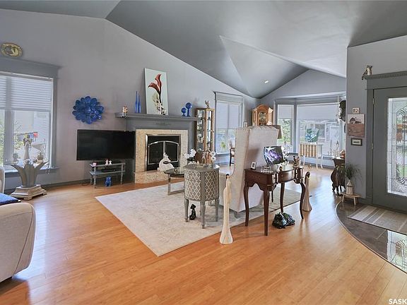 3rd image of 105 Sargent CRESCENT