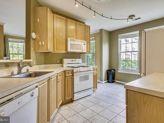 4th image of 171 Somervelle St APT 203