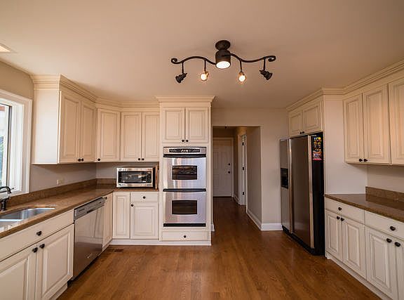 3rd image of 420 Fox Ct
