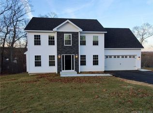 17 Oakwood Ave, Pawcatuck, CT 06379