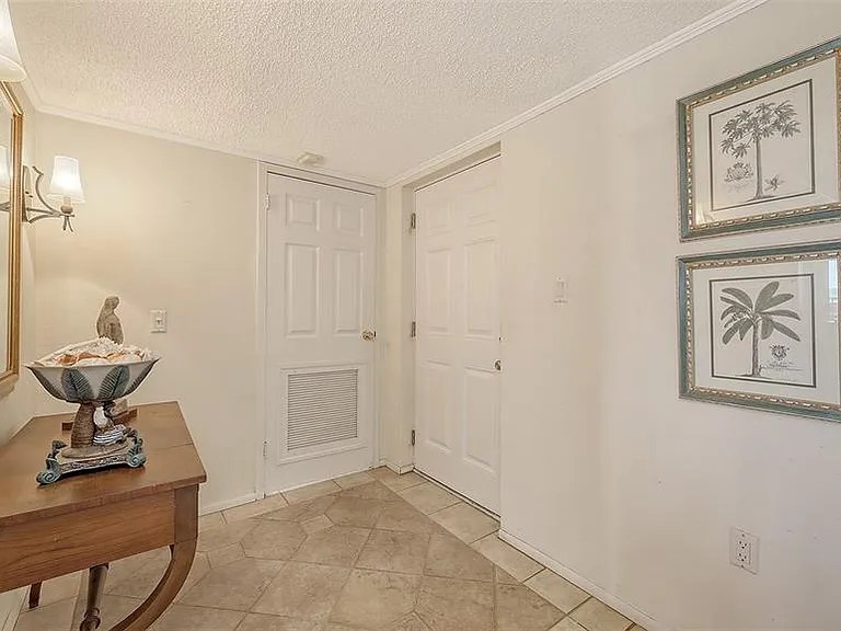 9393 Midnight Pass Rd #P4 — Photo 2