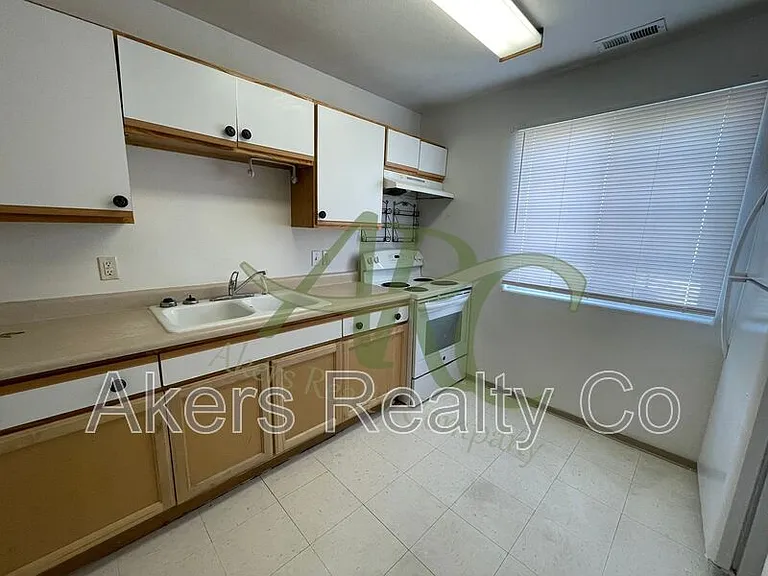 3003 Ontario St — Photo 4