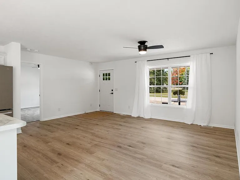 401 Clark St — Photo 10