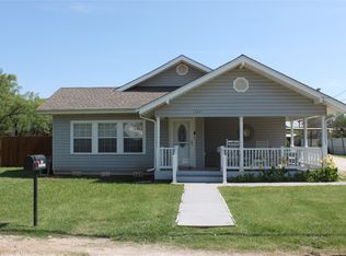 234 Nolan St, Tye, TX 79563