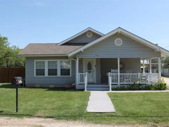 234 Nolan St, Tye, TX 79563