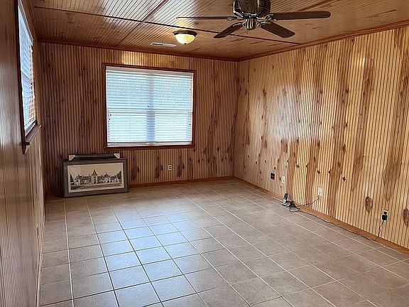 Dining Room - Beadboard