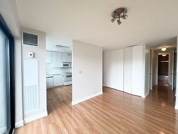 5th image of 2020 N Lincoln Park W APT 4M