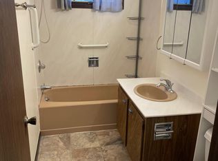 524 Breezy Point Dr #6, Clinton, IA 52732