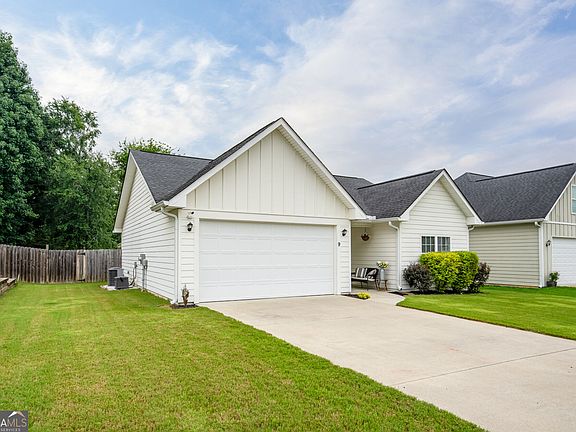 3rd image of 9 Applewood Dr NE