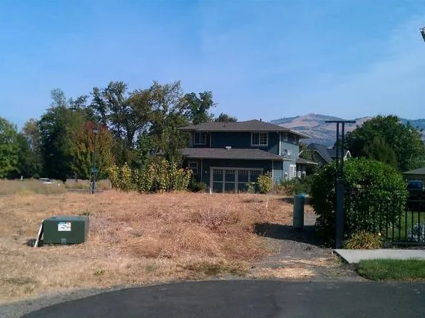 401 Creekside Way, Talent, OR 97540