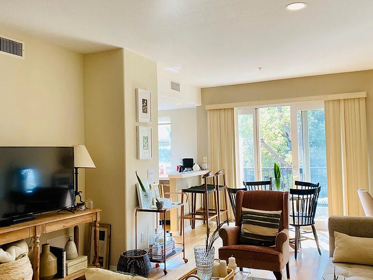 286 N Madison Ave #311 — Photo 3
