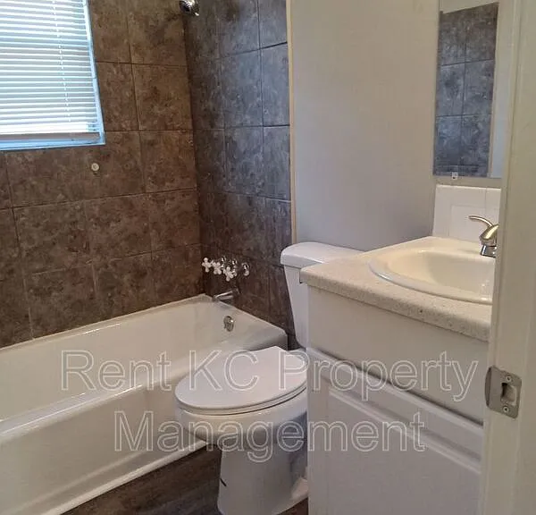 5703 NE 51st St — Photo 10