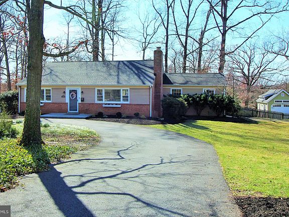 2nd image of 1009 Van Buren St