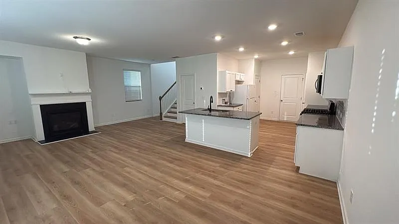 3 bed, 2021 sqft, $2,200 — Photo 4