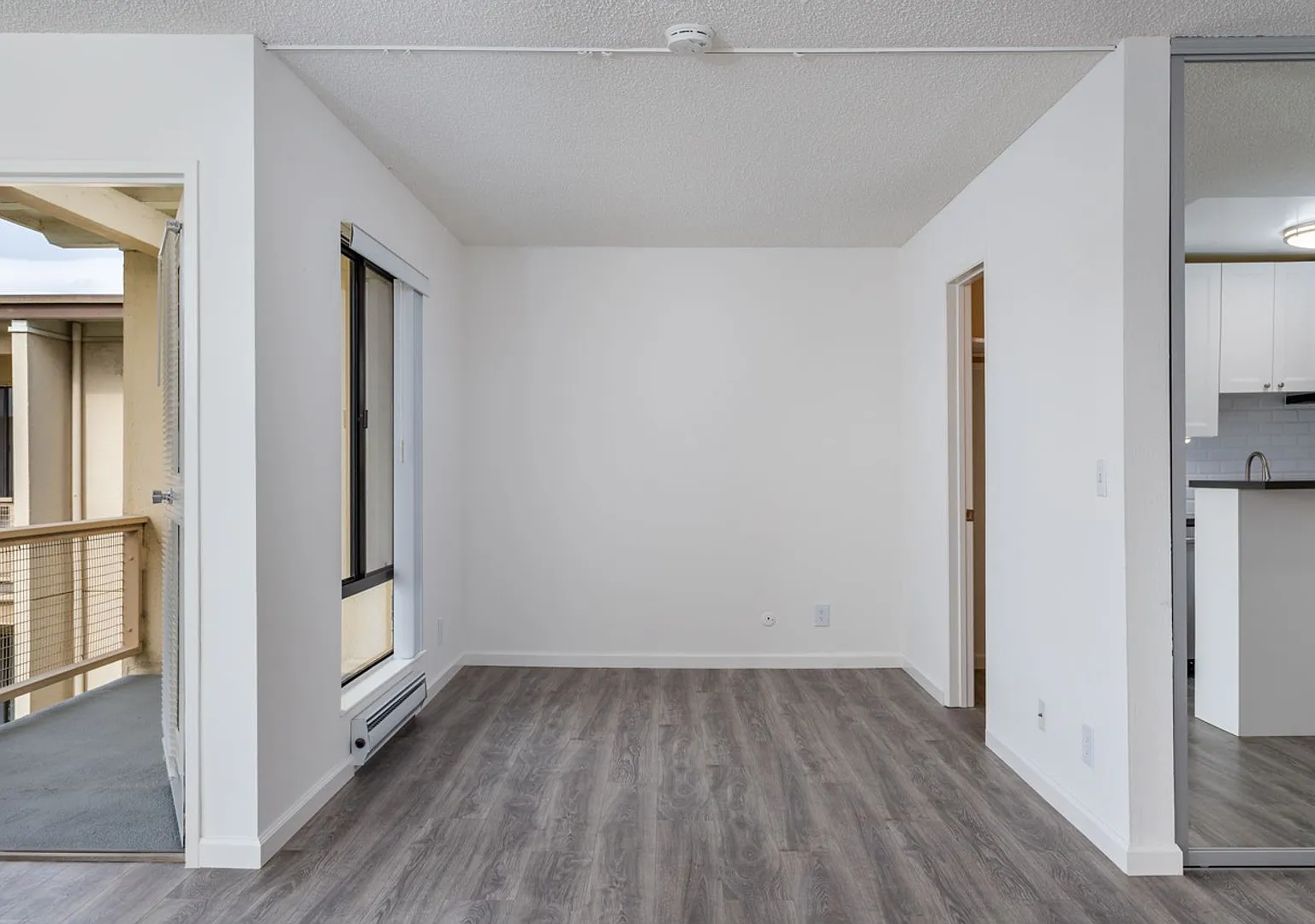 Remodeled Top Floor, Water View Studio — Photo 4