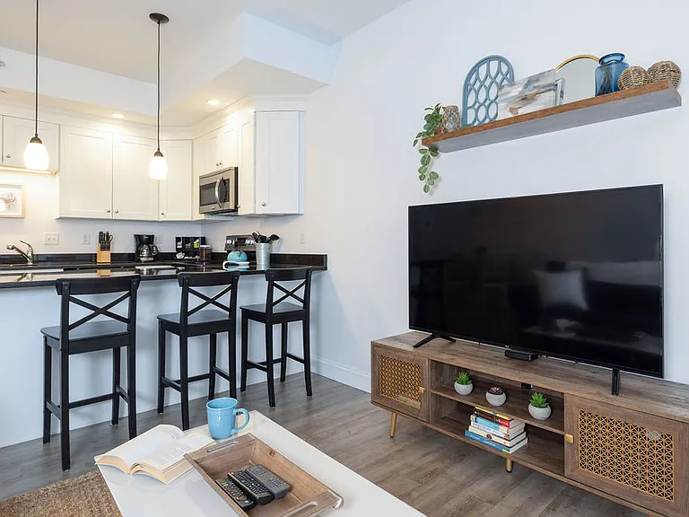 128 Ashworth Ave #206 — Photo 5