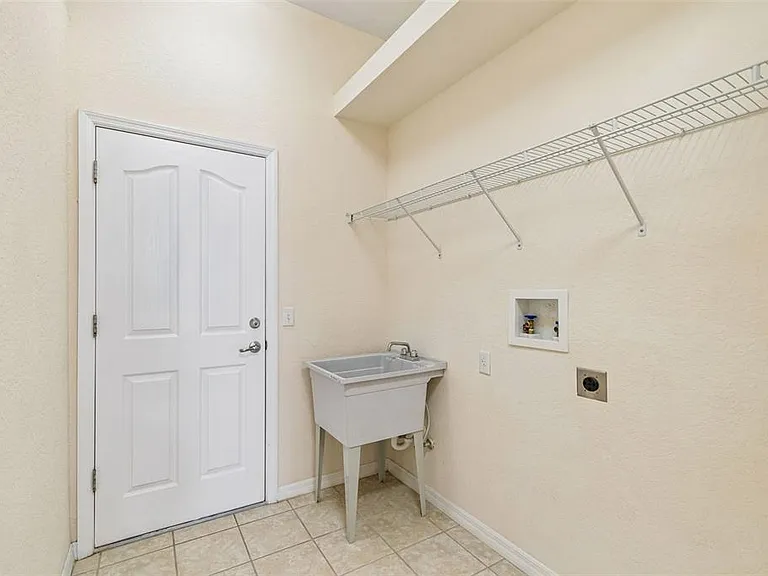 37 Greenpark Blvd — Photo 45