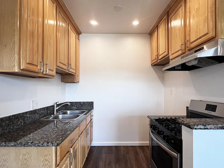 1713 W Malvern Ave #D — Photo 10
