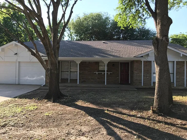 1025 Almond Dr — Photo 1