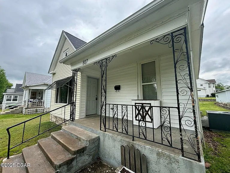 807 W 2nd St — Photo 2