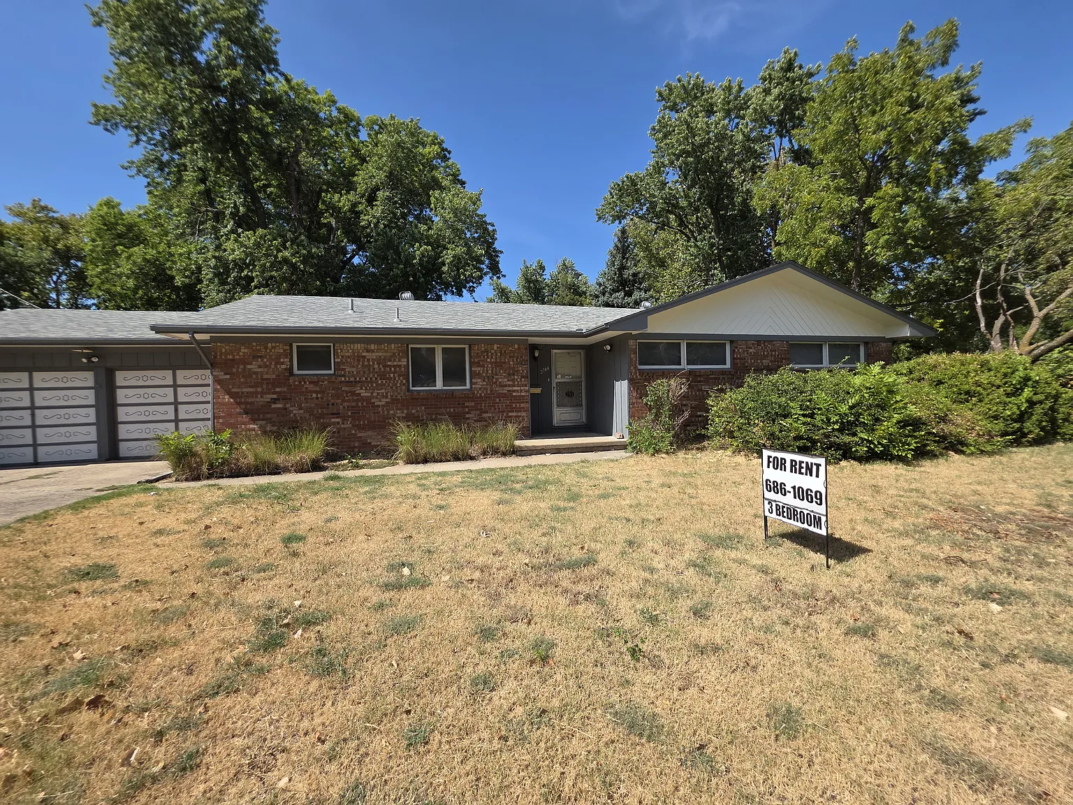2744 E Glen Oaks Dr — Photo 2